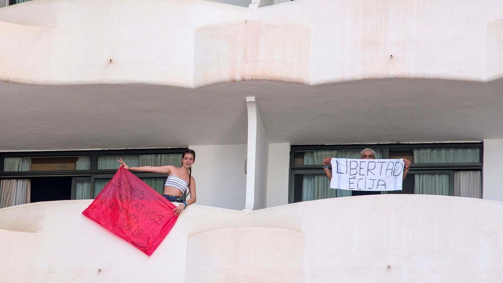 Dos joves que estan en aïllament a l'hotel Palma Bellver de Palma