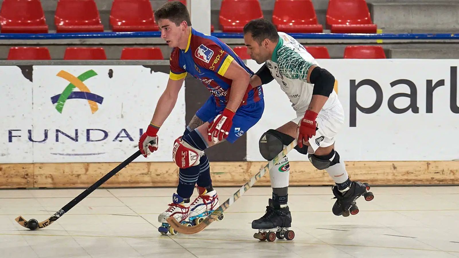 Un jugador de l'Alcodiam controla la pilota