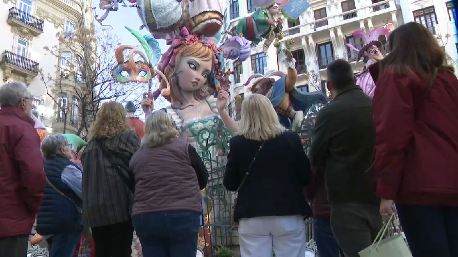Els membres del jurat d'Especial observen un dels primers monuments que han puntuat este dilluns al matí