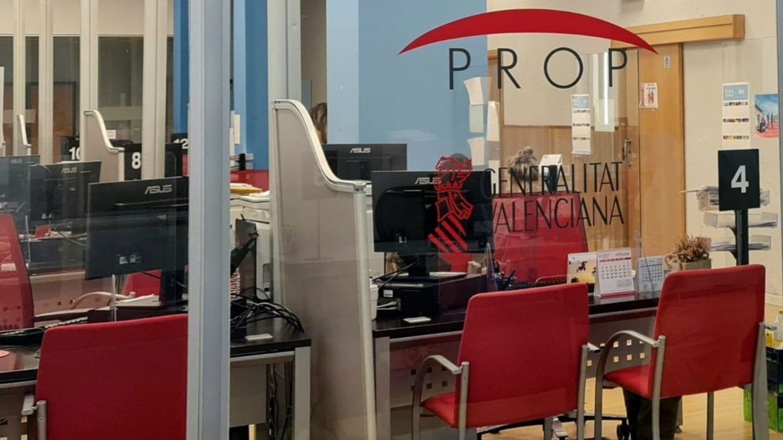Una oficina Prop de la Generalitat, on la ciutadania pot fer els seus tràmits en castellà i valencià, en una imatge d'arxiu
