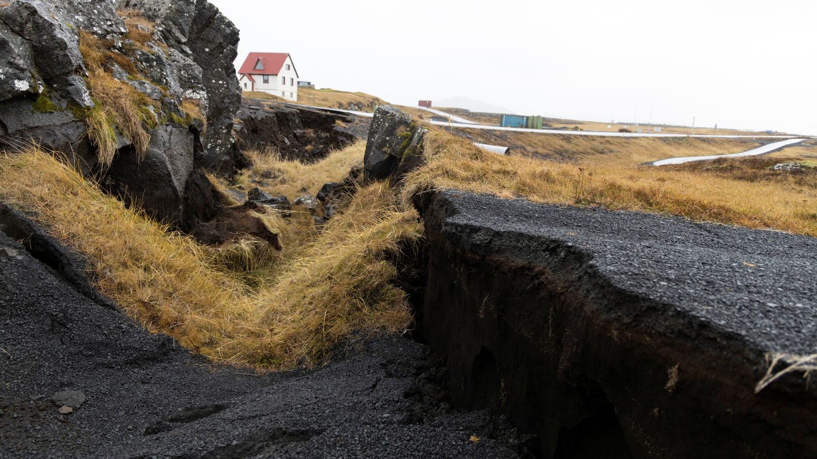 Panoràmica general dels danys causats per l'activitat volcànica en un camp de golf a Grindavik, Islàndia