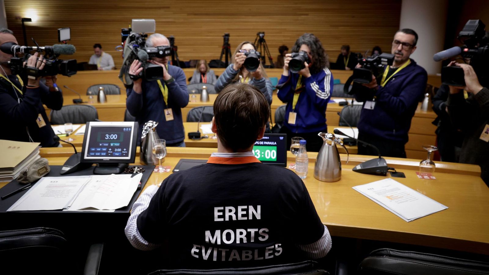 Els fotógrafs de la premsa fotografien una de les compareixent en la comissió d'investigació de les Corts