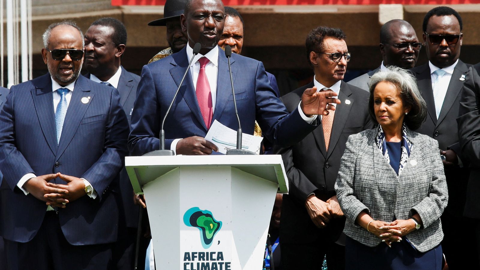 El president de Kènia, William Ruto, rodejat de líders africans després de la clausura de la Cimera del Clima d'Àfrica