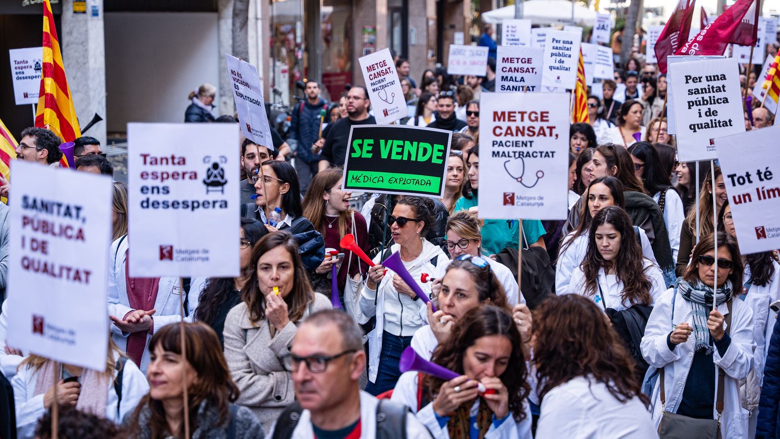 Centenars de metges participen en una manifestació en una imatge d'arxiu
