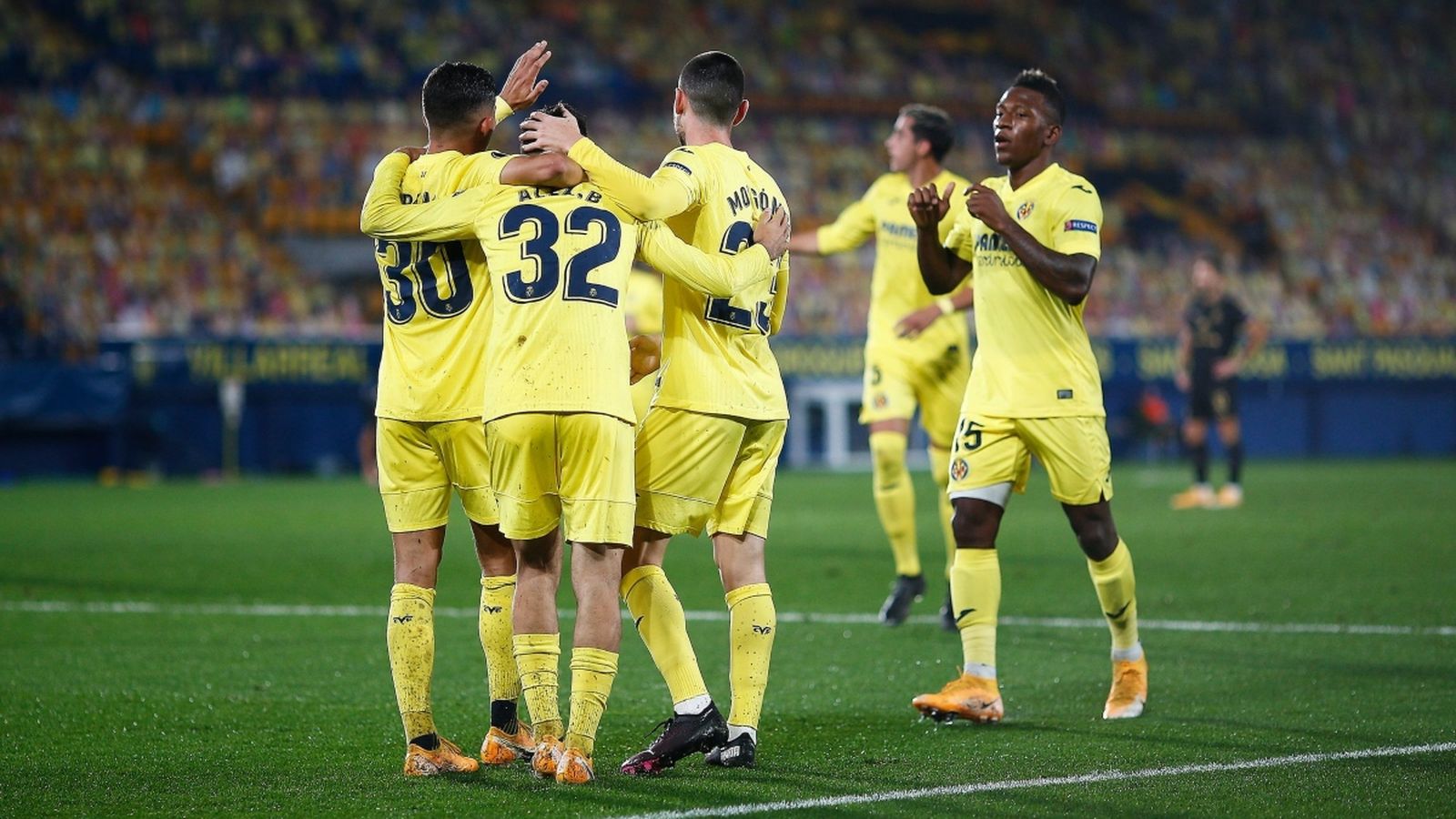 Els jugadors groguets celebren un dels gols contra el Maccabi