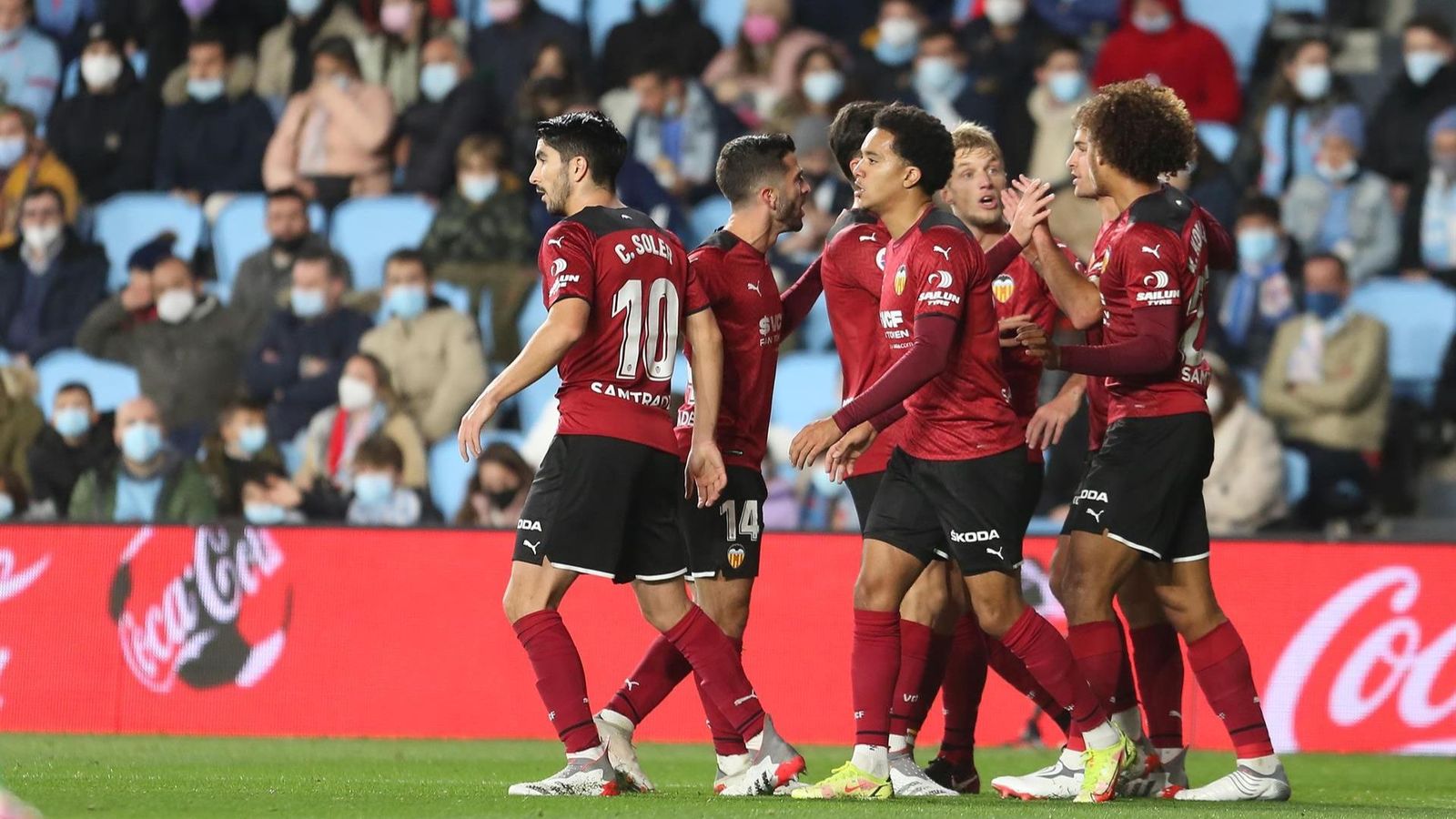 Els jugadors del València celebren el gol de l'empat