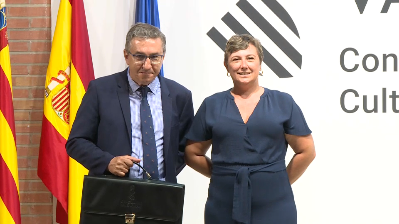 El nou conseller d'Educació, José Antonio Rovira, rep la cartera de mans de la predecessora, Raquel Tamarit El nou conseller d'Educació, José Antonio Rovira, rep la cartera de mans de la predecessora, Raquel Tamarit