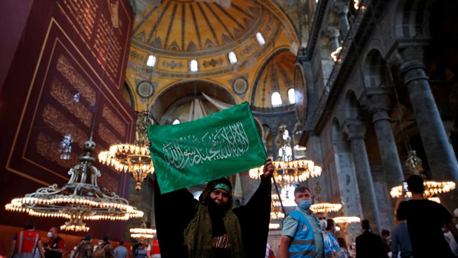 Una dona sosté una bandera mentre assisteix a les oracions d’aquest divendres a la Mesquita de Santa Sofia a Istanbul, Turquia