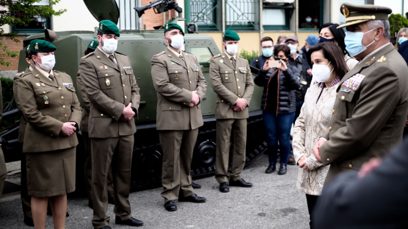 La ministra de Defensa, Margarita Robles, visita l'aquarterament d'Aizoáin