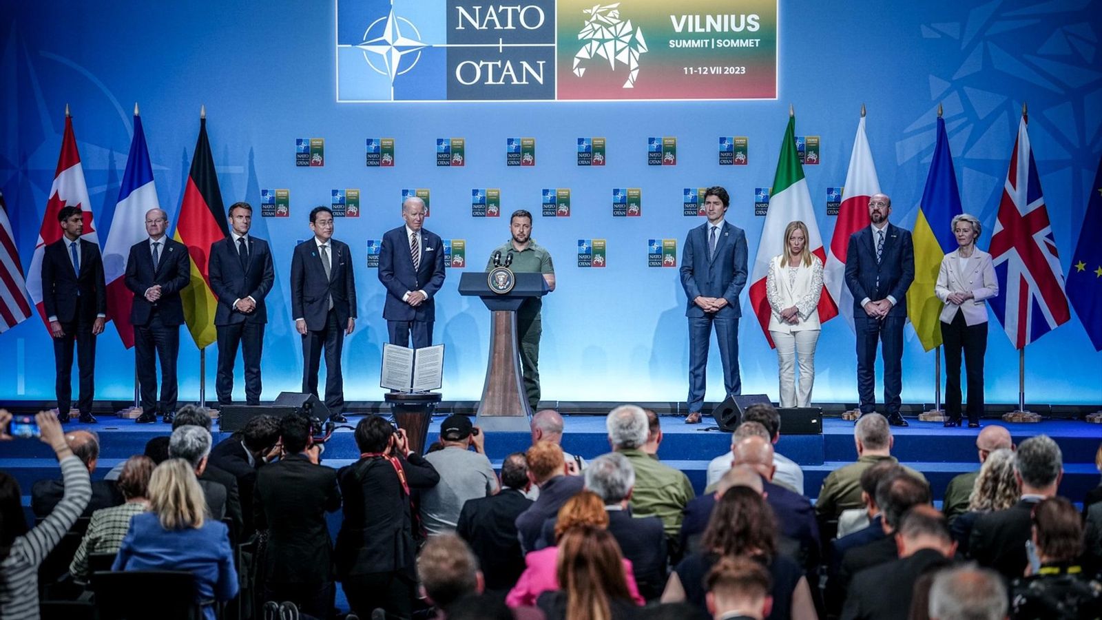 Els membres del G7, juntament amb Volodímir Zelenski, la presidenta de la Comissió Europea, Ursula von der Leyen, i el president del Consell de la UE, Charles Michel