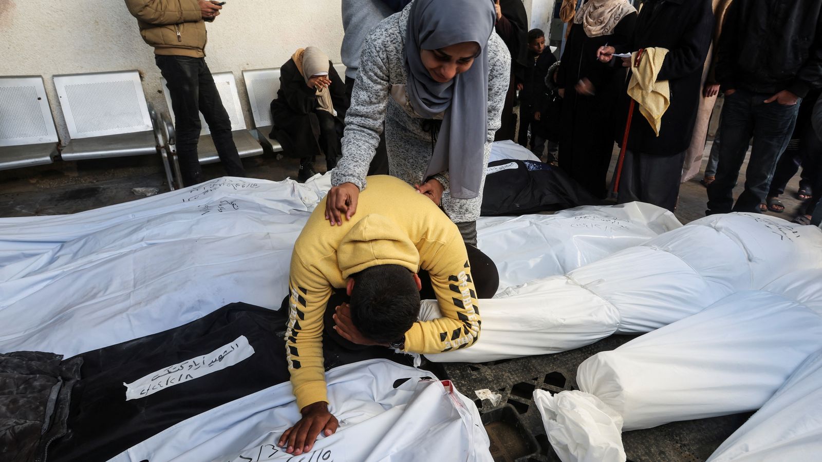 Funeral per palestins morts després d'un atac a Rafah, improvisat a l'hospital Abu Yousef al-Najjar