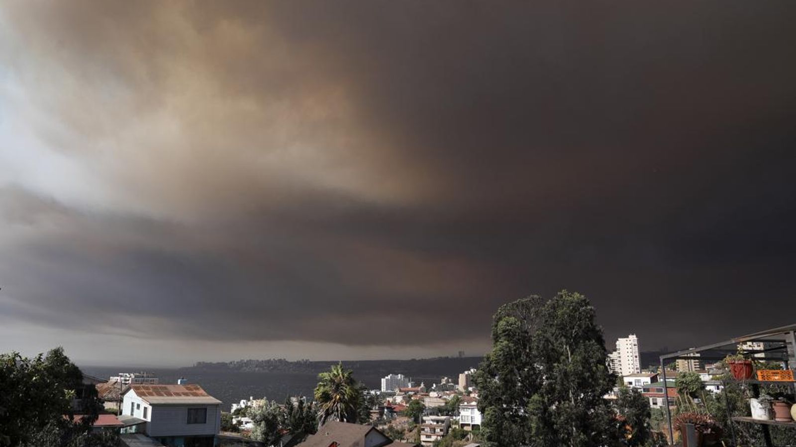 Les flames han arribat fins a les cases a Viña del Mar Les flames han arribat fins a les cases a Viña del Mar