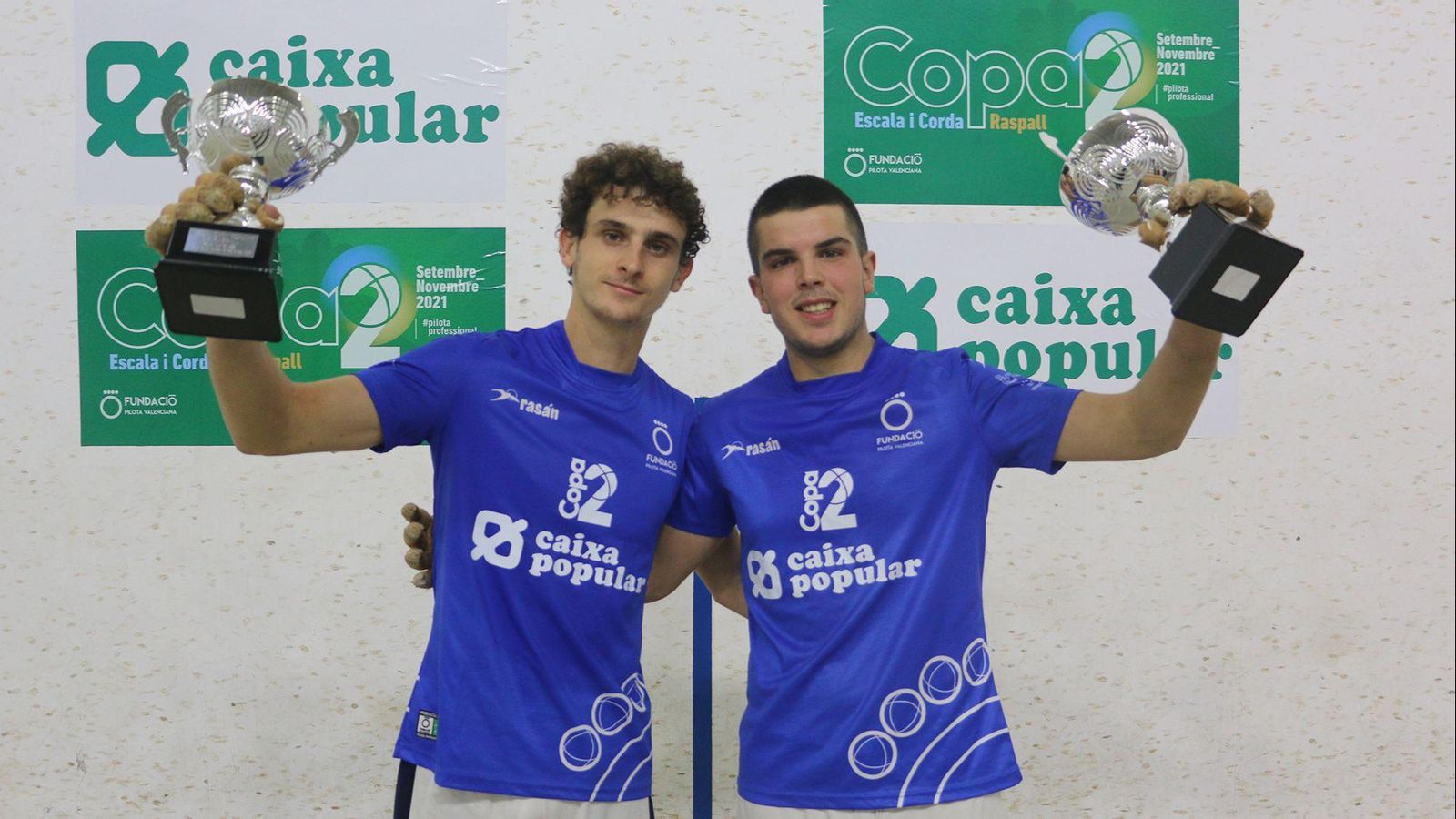 Marc i Cano, amb el trofeu de campions