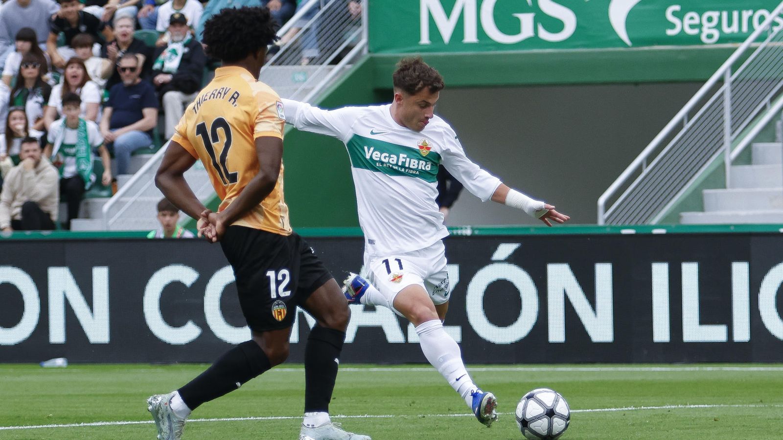 Germán Valera fa un llançament davant de Thierry