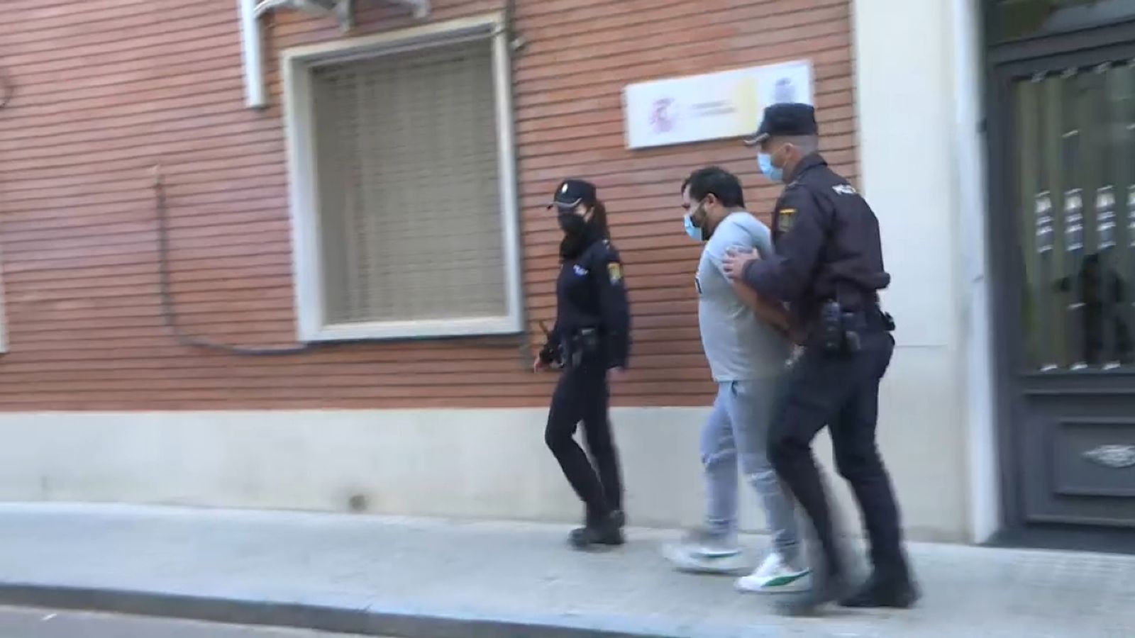 El pare de la menor ix de les dependències policials