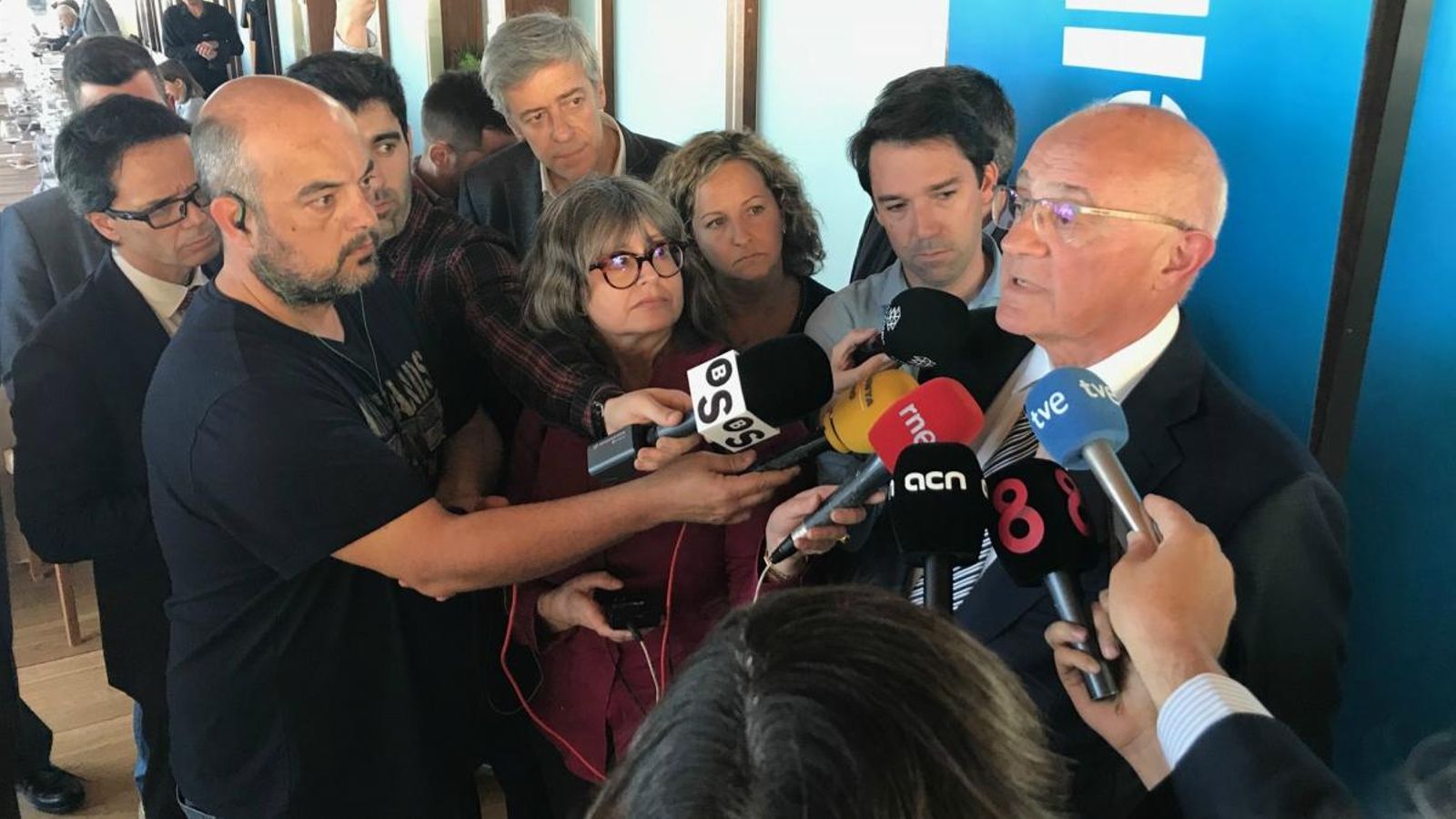 Josep Oliu atén els mitjans de comunicació a Alacant