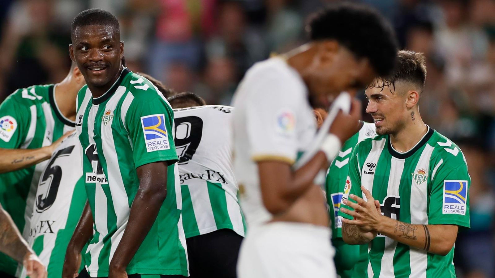 Mojica es lamenta després d'un dels gols del Betis