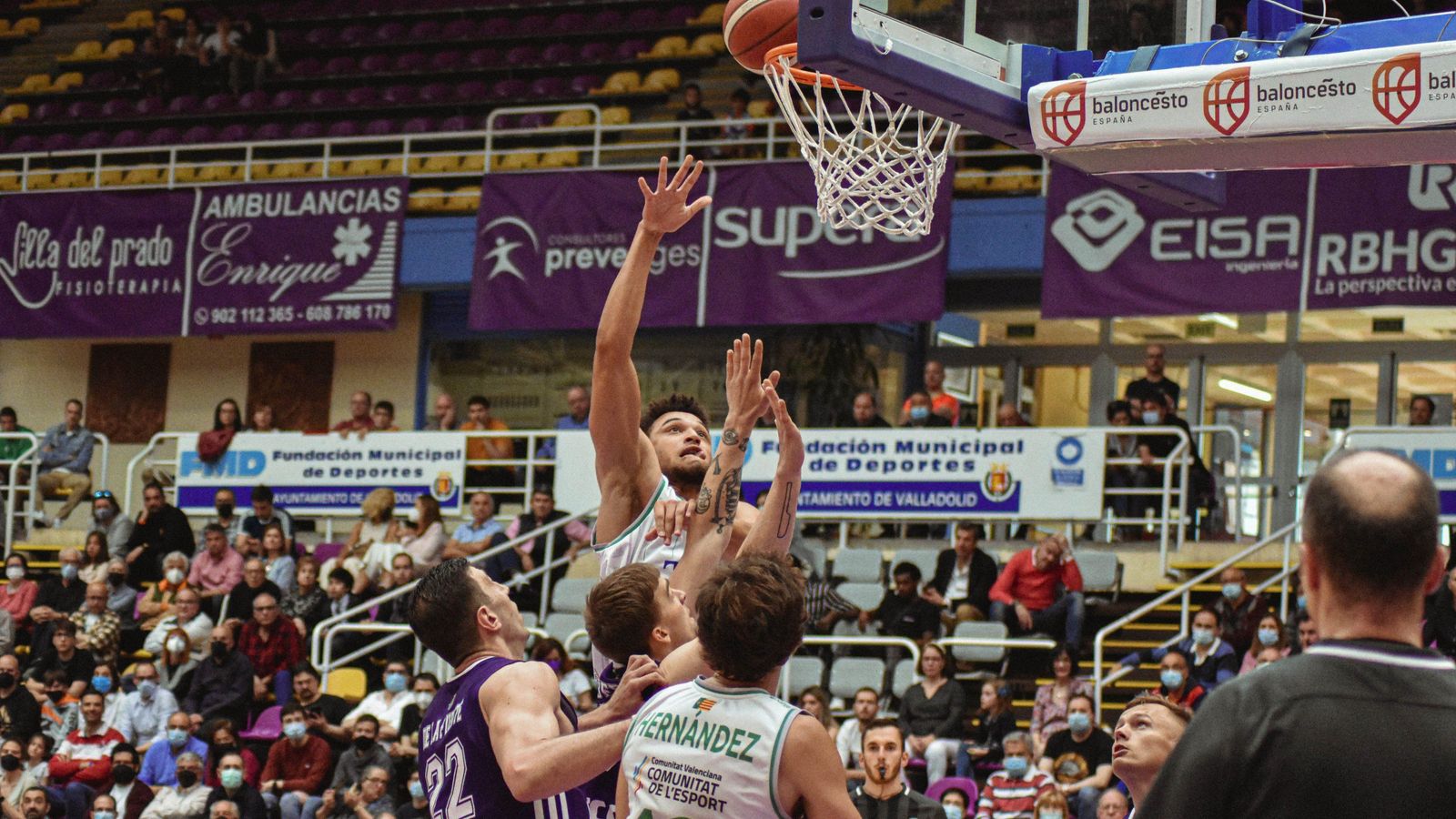 FRnMOg Edwards intenta una cistella