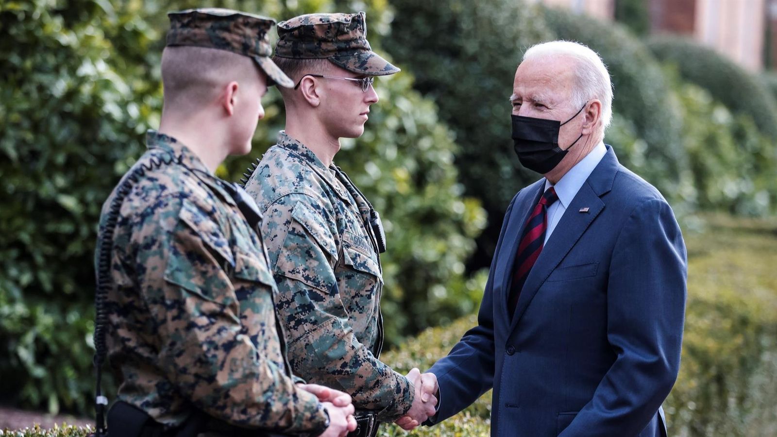 Joe Biden saluda a un parell de marins al quarter de Washington