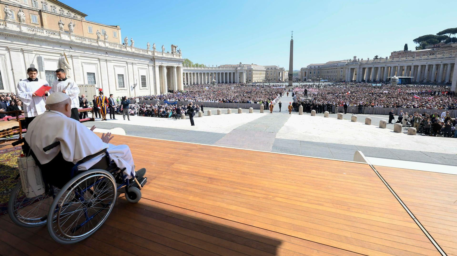 Moment en què el pontífex movia lleument les mans per a saludar els fidels congregats a la plaça de Sant Pere