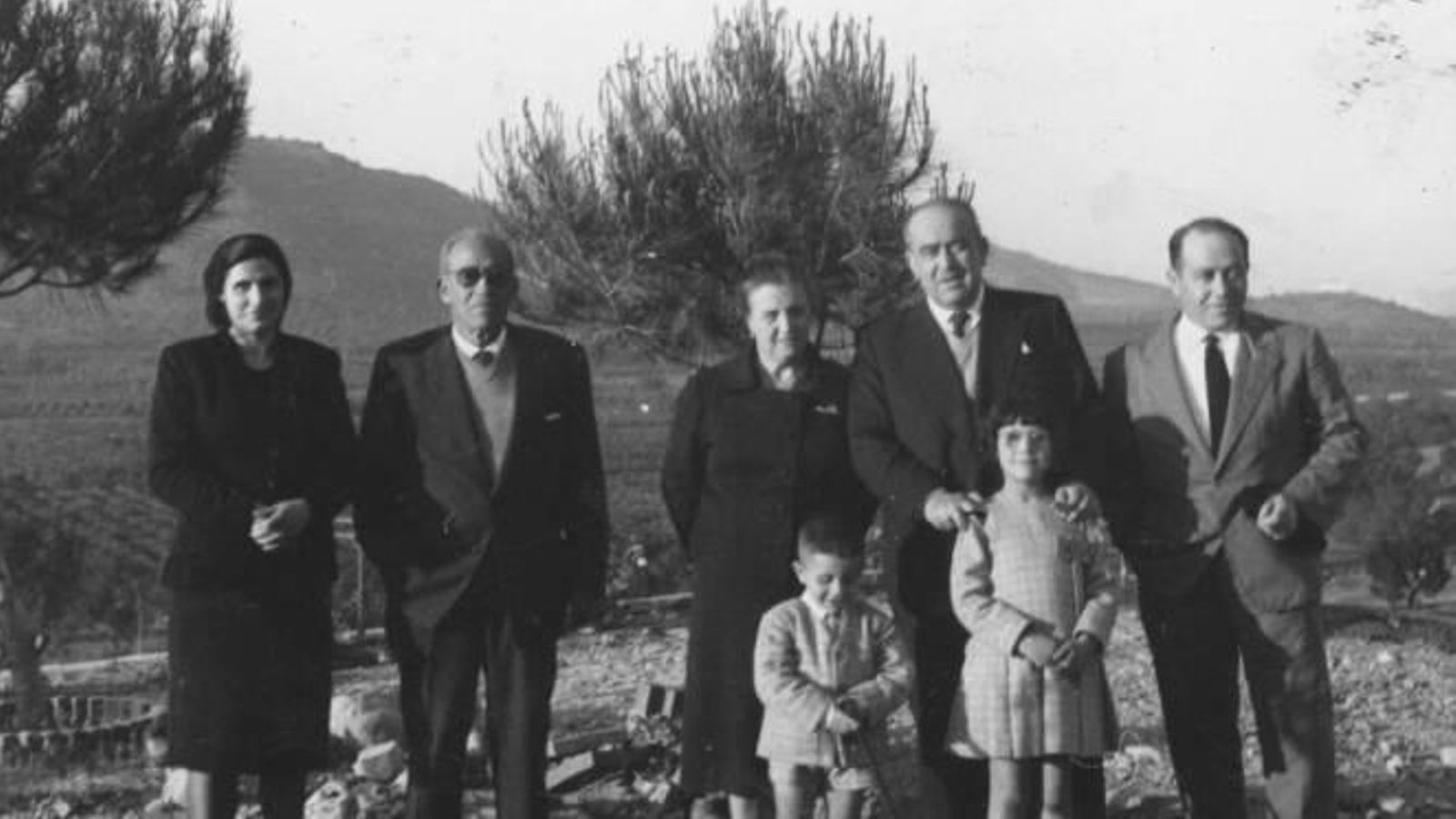 Vicente Rojo, el segon per la dreta, darrere de la xiqueta, amb els seus germans en la Urbanització La Pinada de Sagunt, on residia durant les temporades de descans a la seua tornada a Espanya després de l’exili