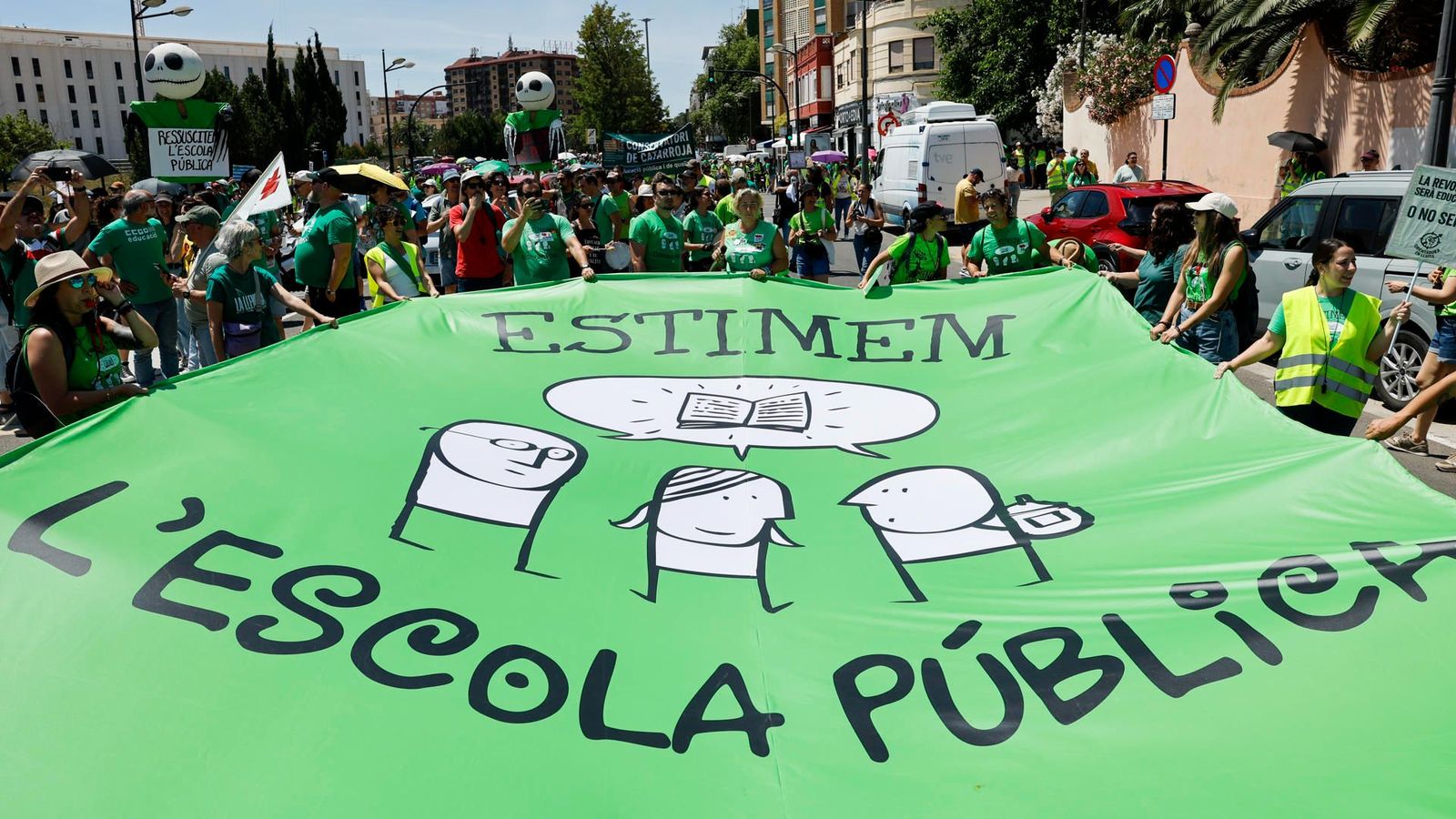 Protesta que van protagonitzar este dimecres els docents, al mateix temps que els representants sindicals i els d'Educació mantenien una nova reunió