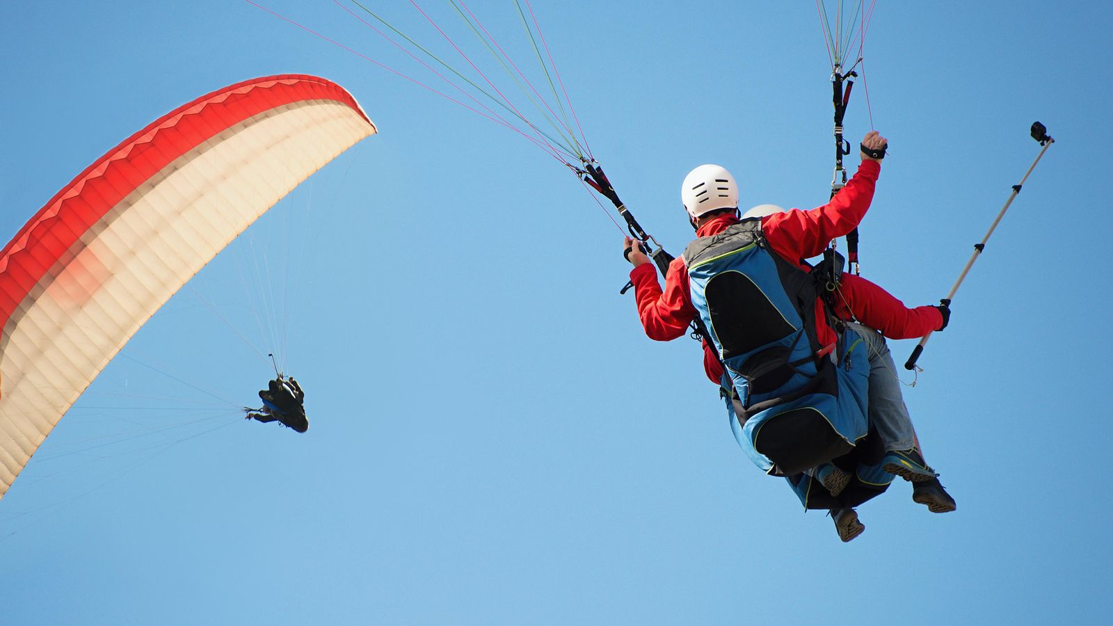 Imatge d'arxiu de parapentistes, un d'ells amb un guia