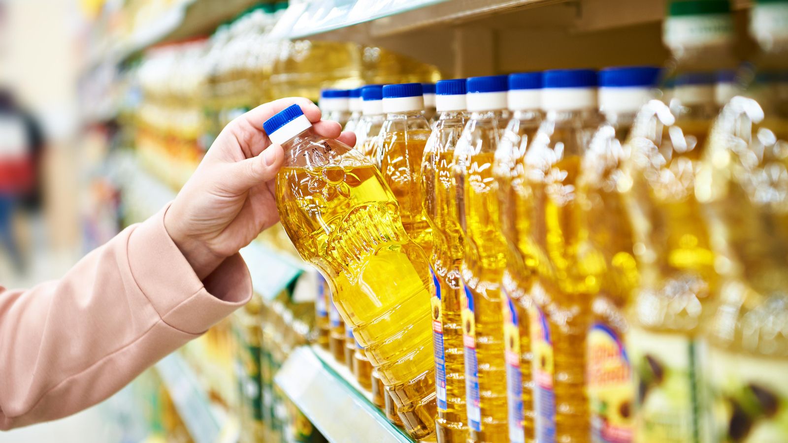 Prestatgeria d'un supermercat amb botelles d'oli