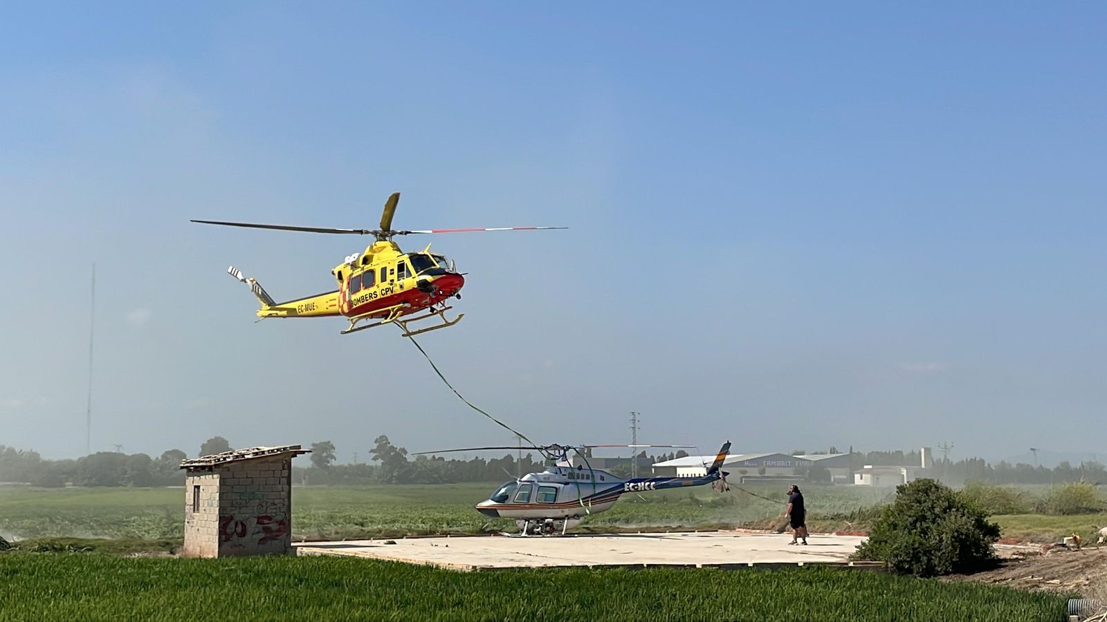Un helicòpter dels bombers rescata l'helicòpter accidentat a Alfafar