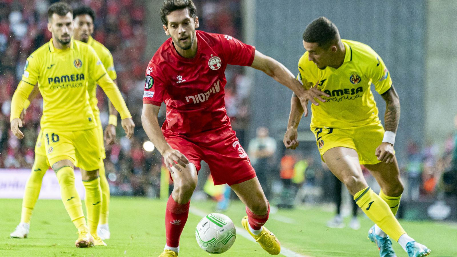 Àlex Baena (al fons) i Yeremi Pino, protagonistes del gol de la victòria.