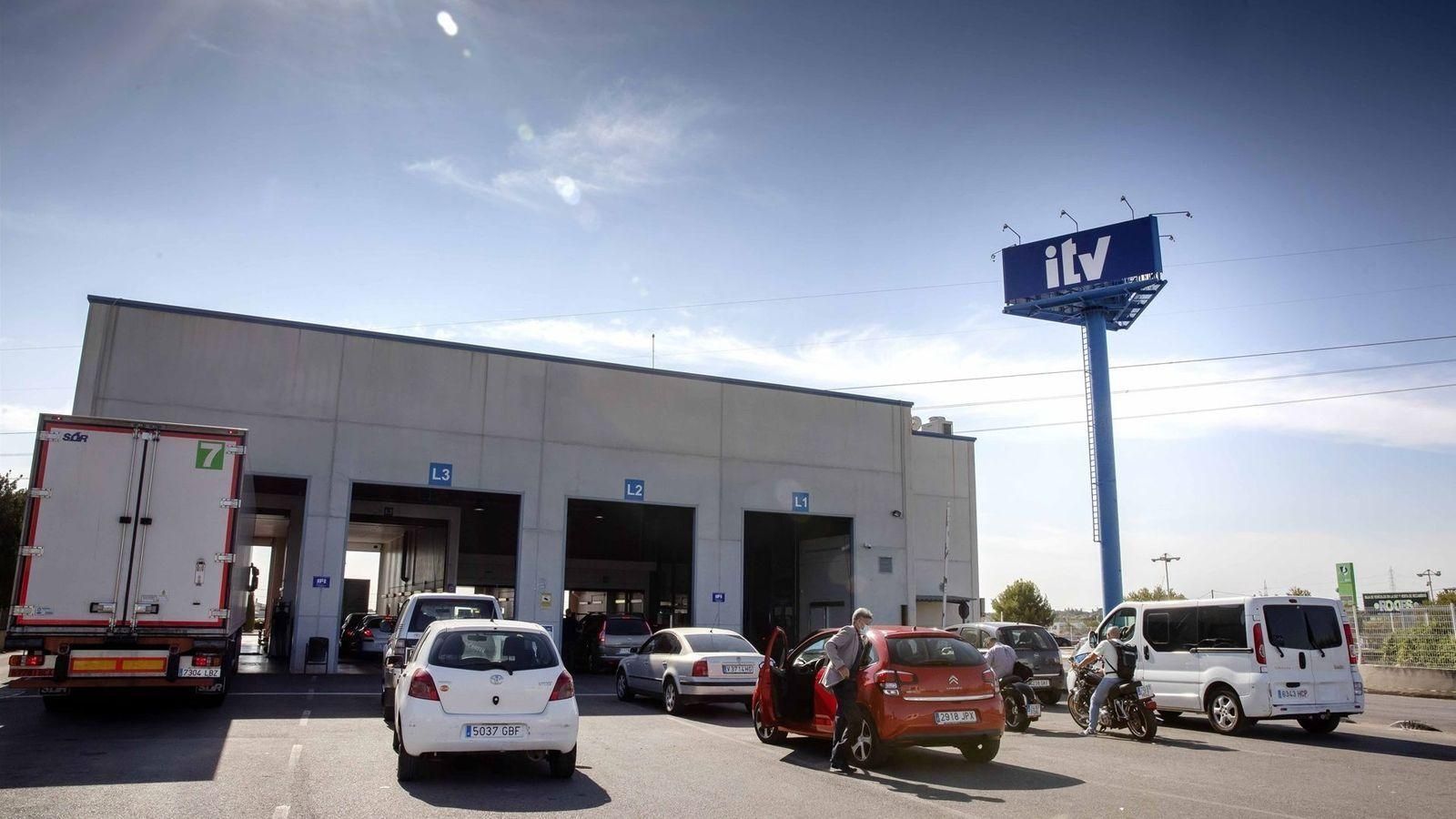 Vehicles esperant per a passar la ITV