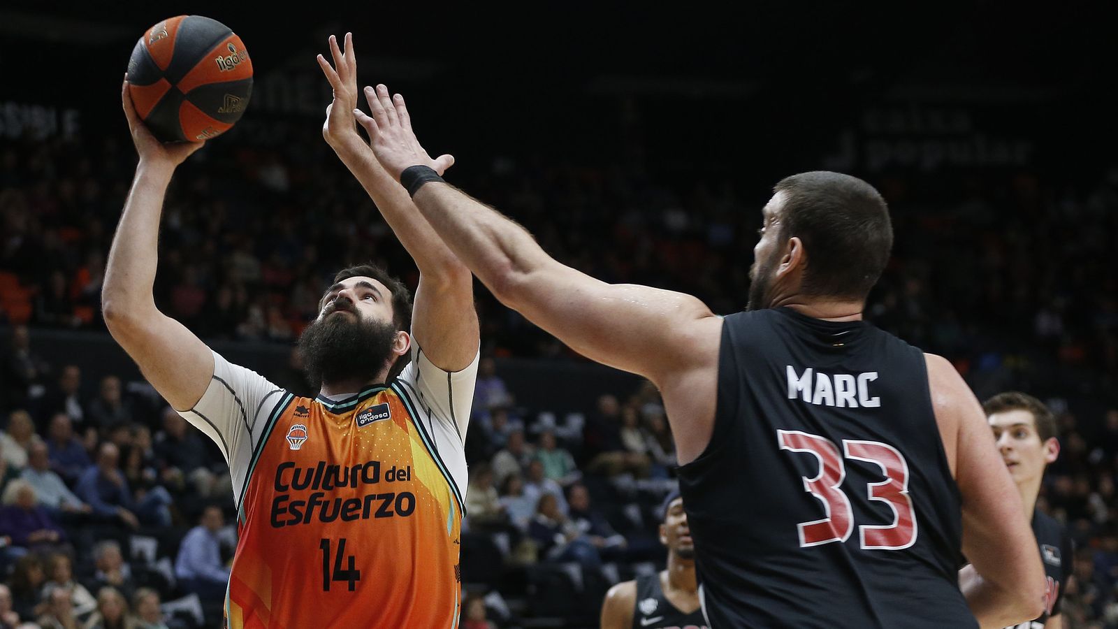 Bojan Dubljevic tracta d'encistellar davant la defensa de Marc Gasol