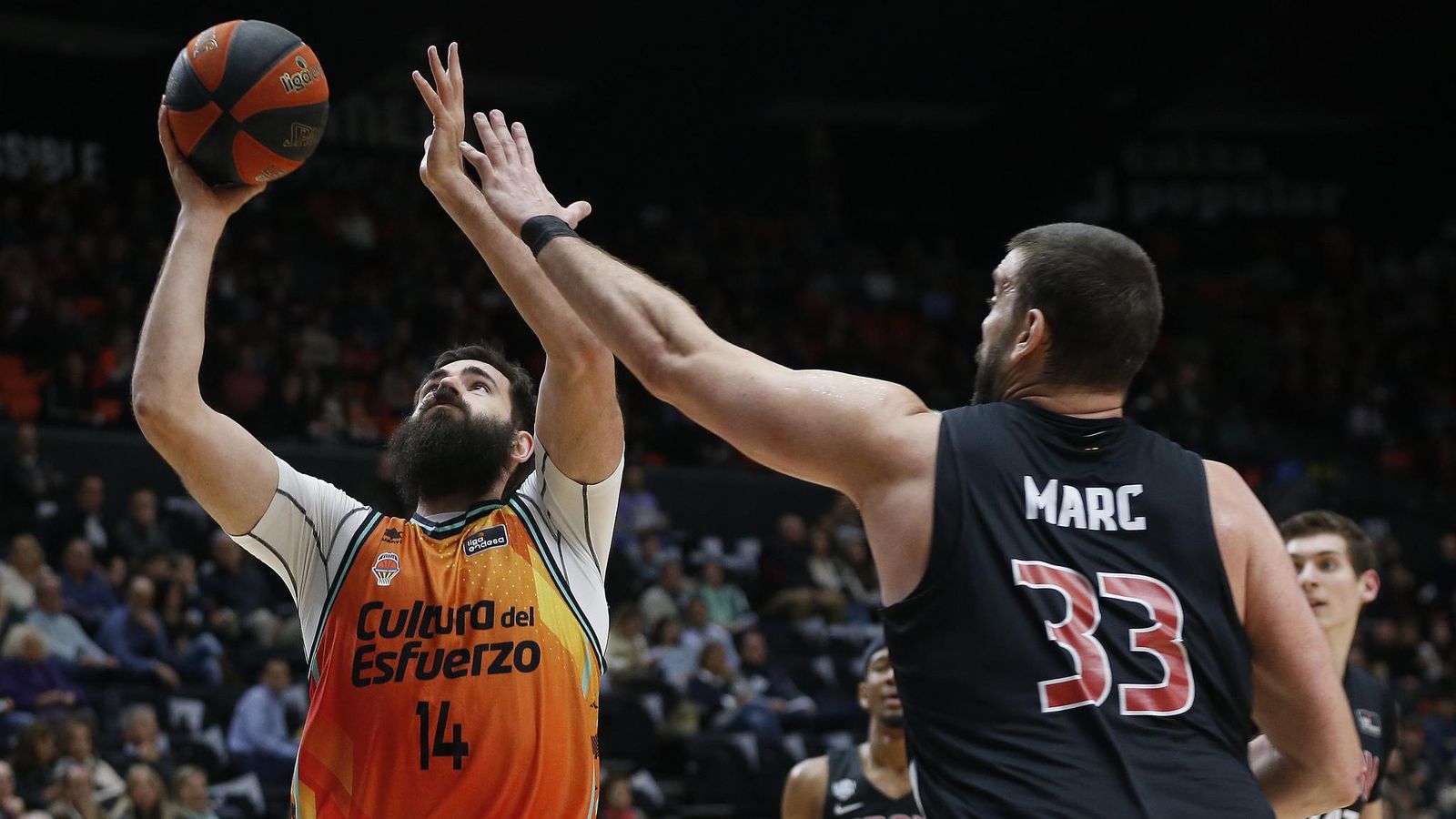 Bojan Dubljevic tracta d'encistellar contra la defensa de Marc Gasol Bojan Dubljevic tracta d'encistellar davant la defensa de Marc Gasol