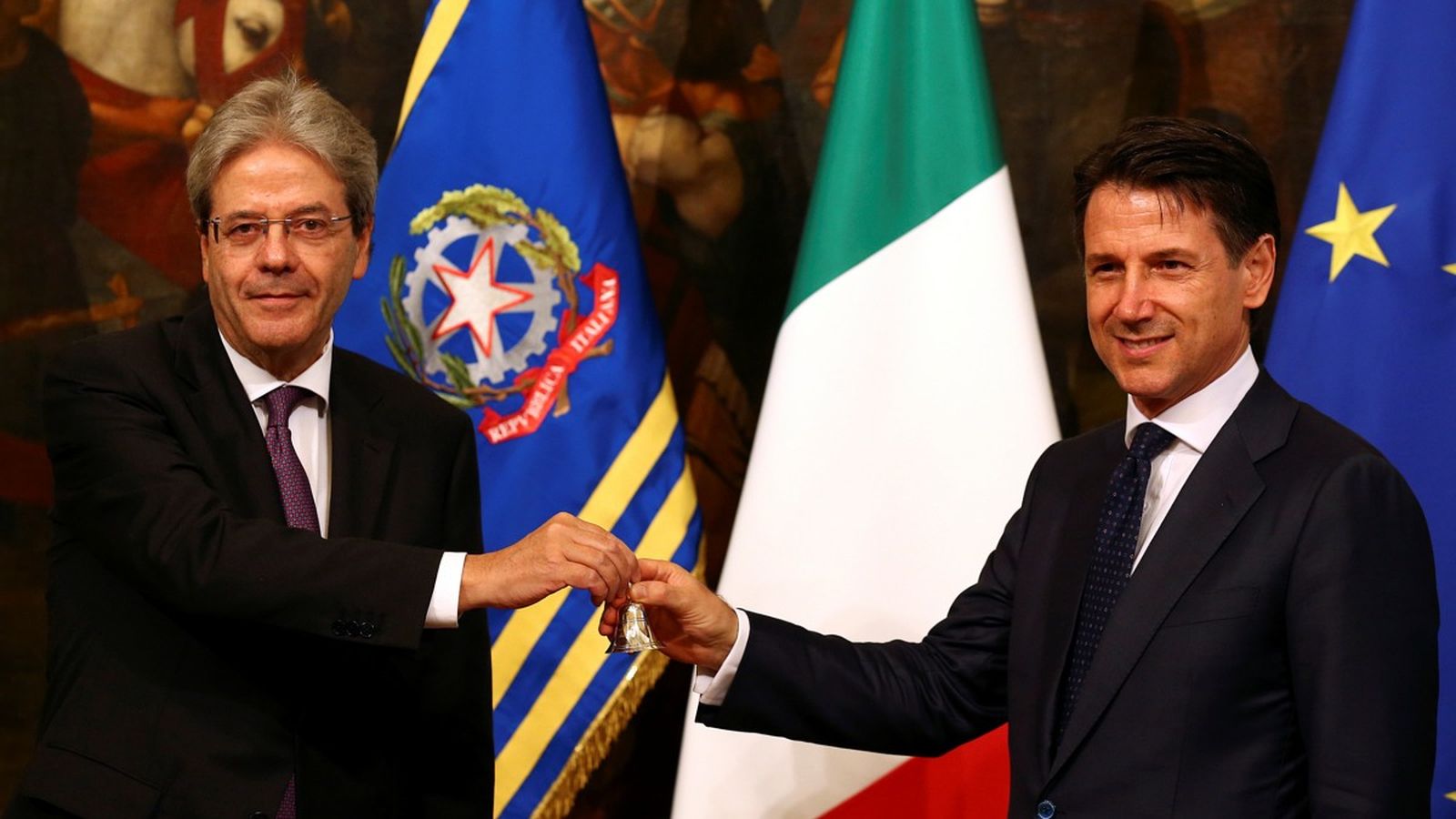Giuseppe Conte (dreta) rep del seu predecessor una campana que simbolitza la transició