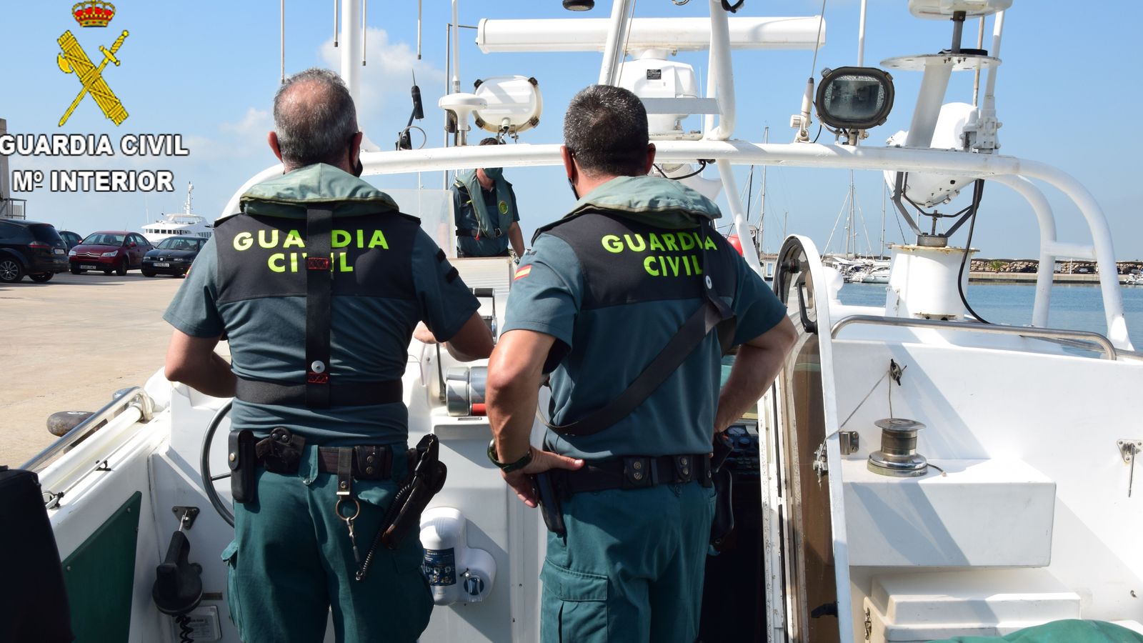 Dos agents del servici marítim de la Guàrdia Civil (arxiu)