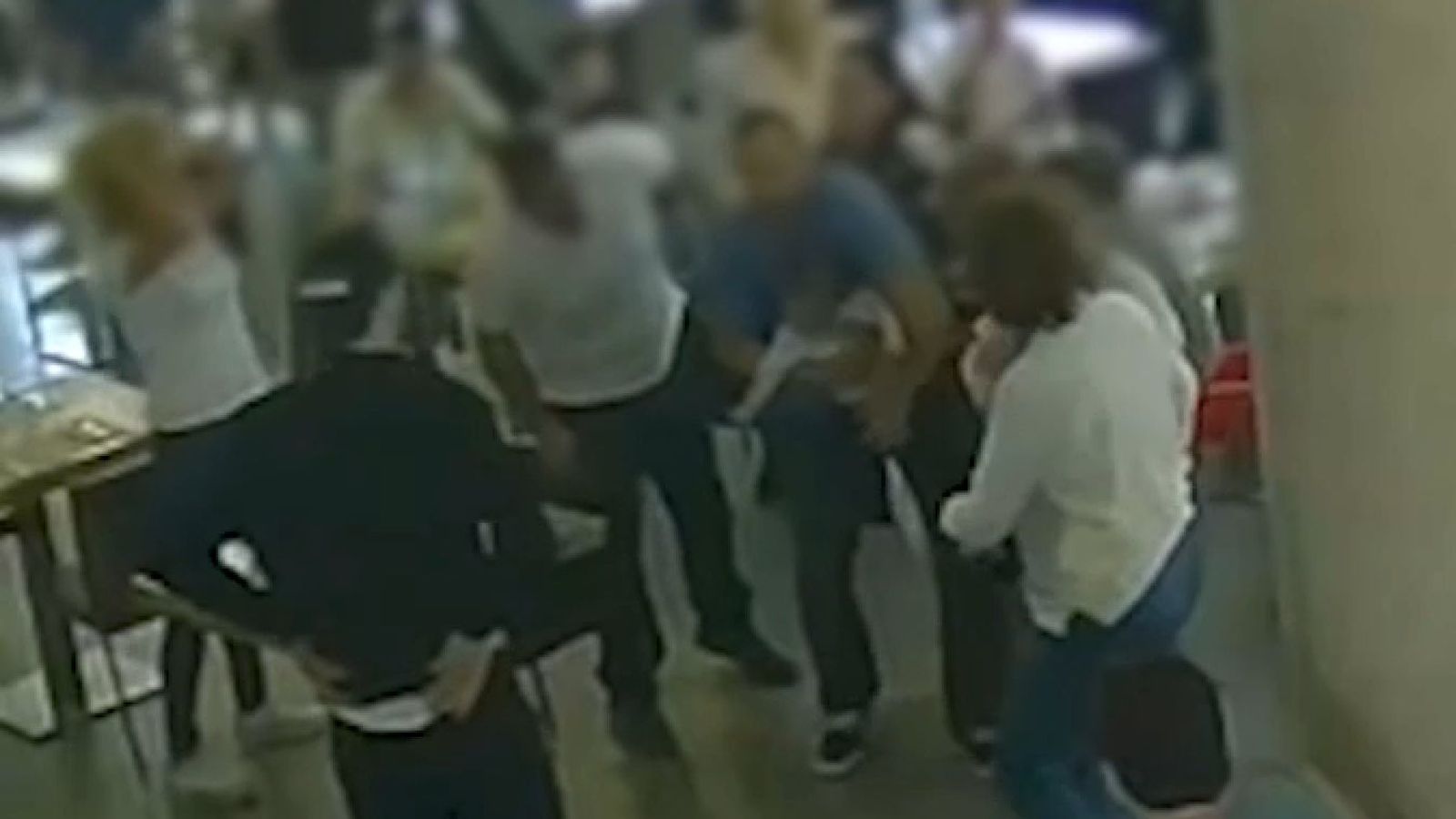 En vídeo, la seqüència completa en què l'agent salva la vida de la menor amb la maniobra d'Heimlich