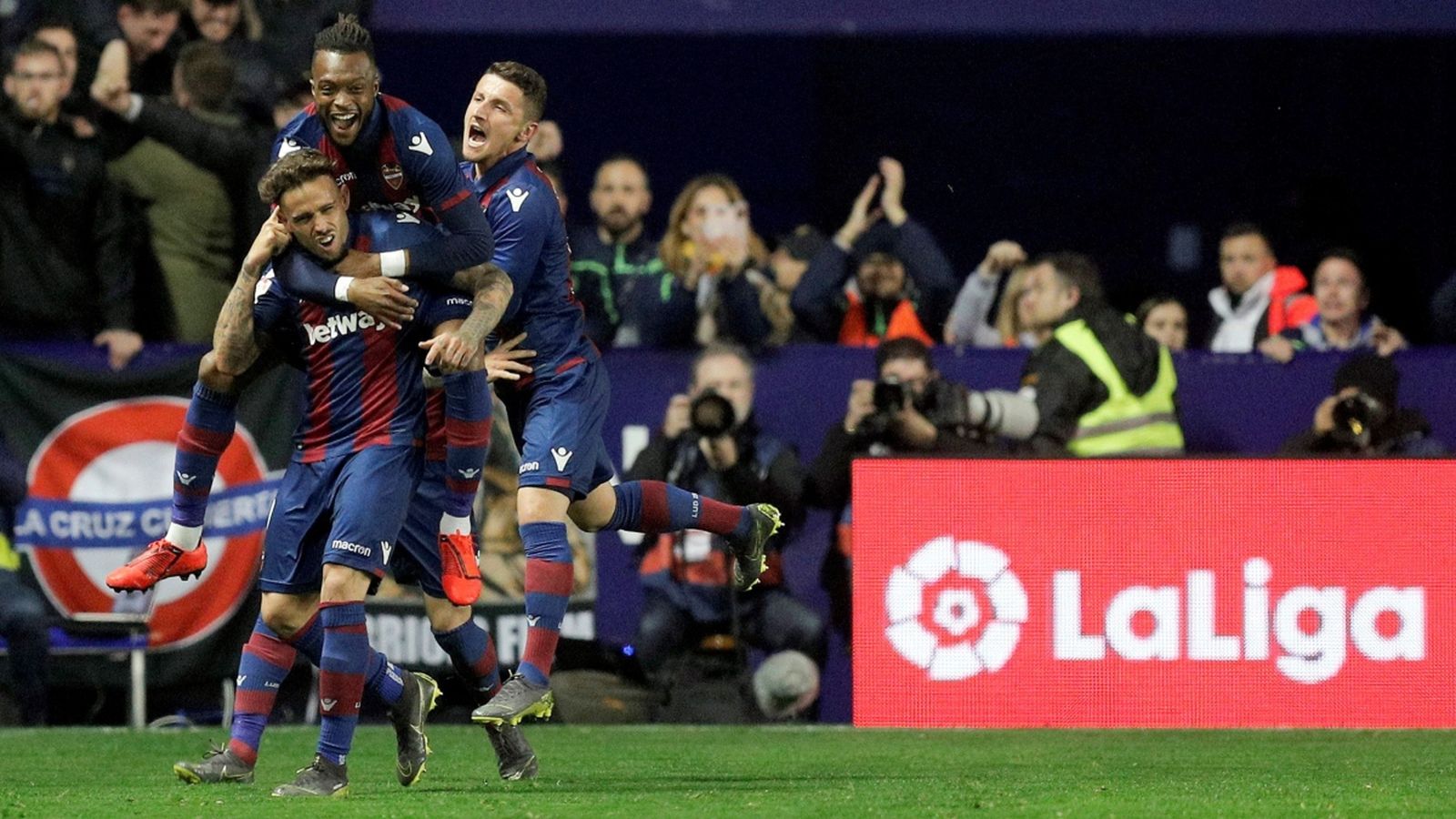 El granotes celebren el gol de Roger