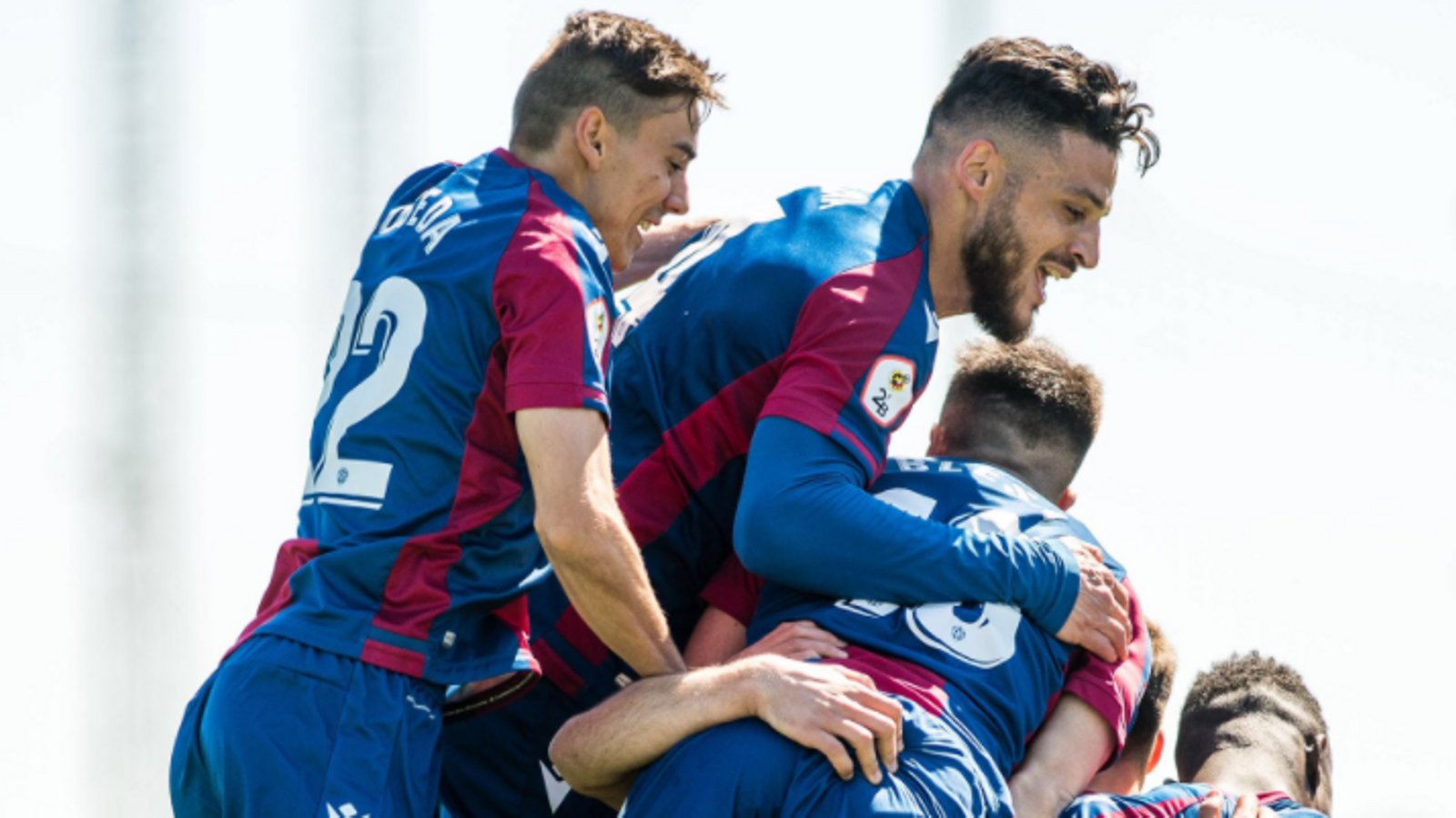 Els jugadors del Llevant Atlètic celebren la permanència en Segona Divisió RFEF