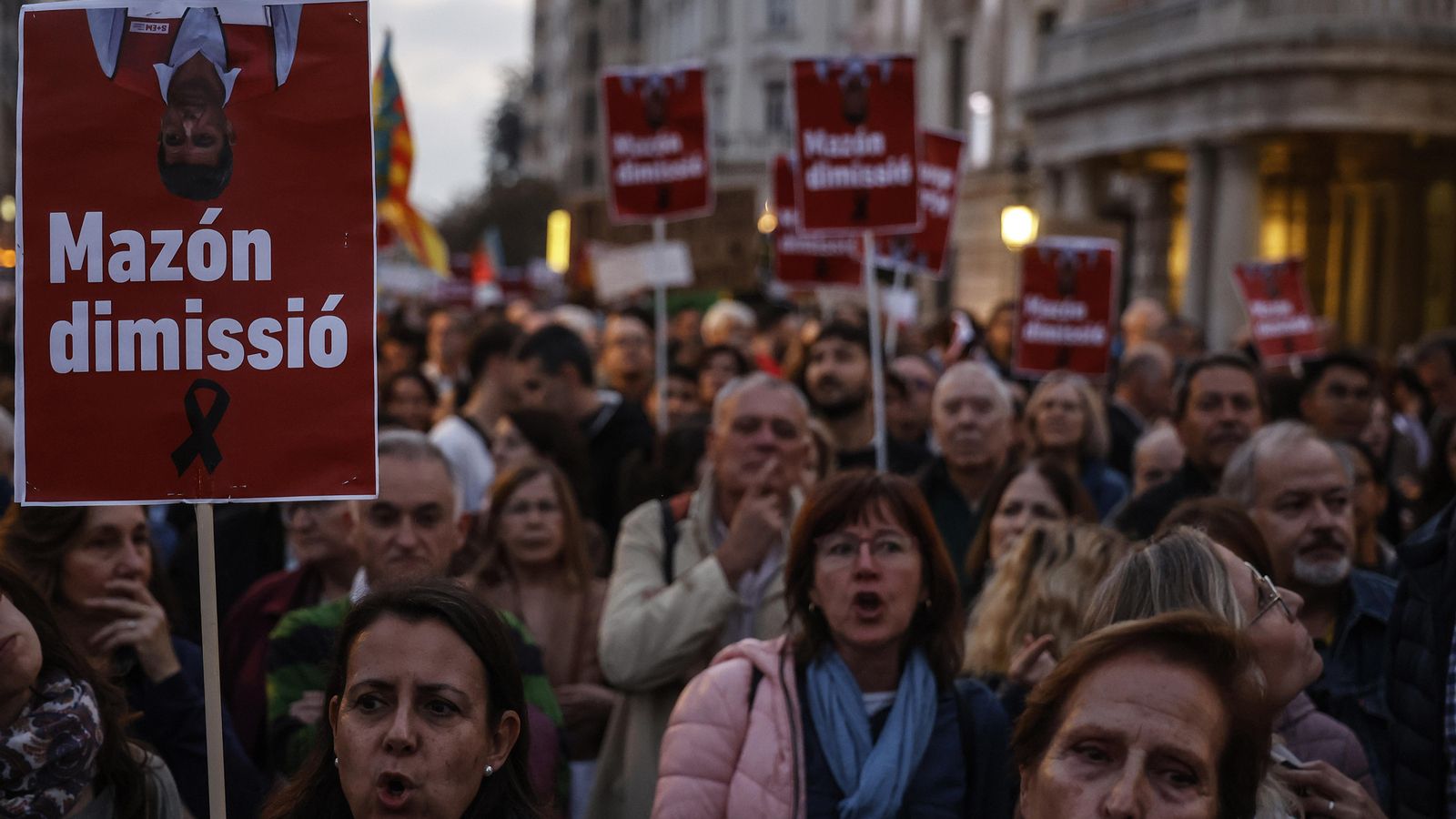 En imattge, la manifestació del 30 de novembre reclamant la dimissió del president de la Generalitat