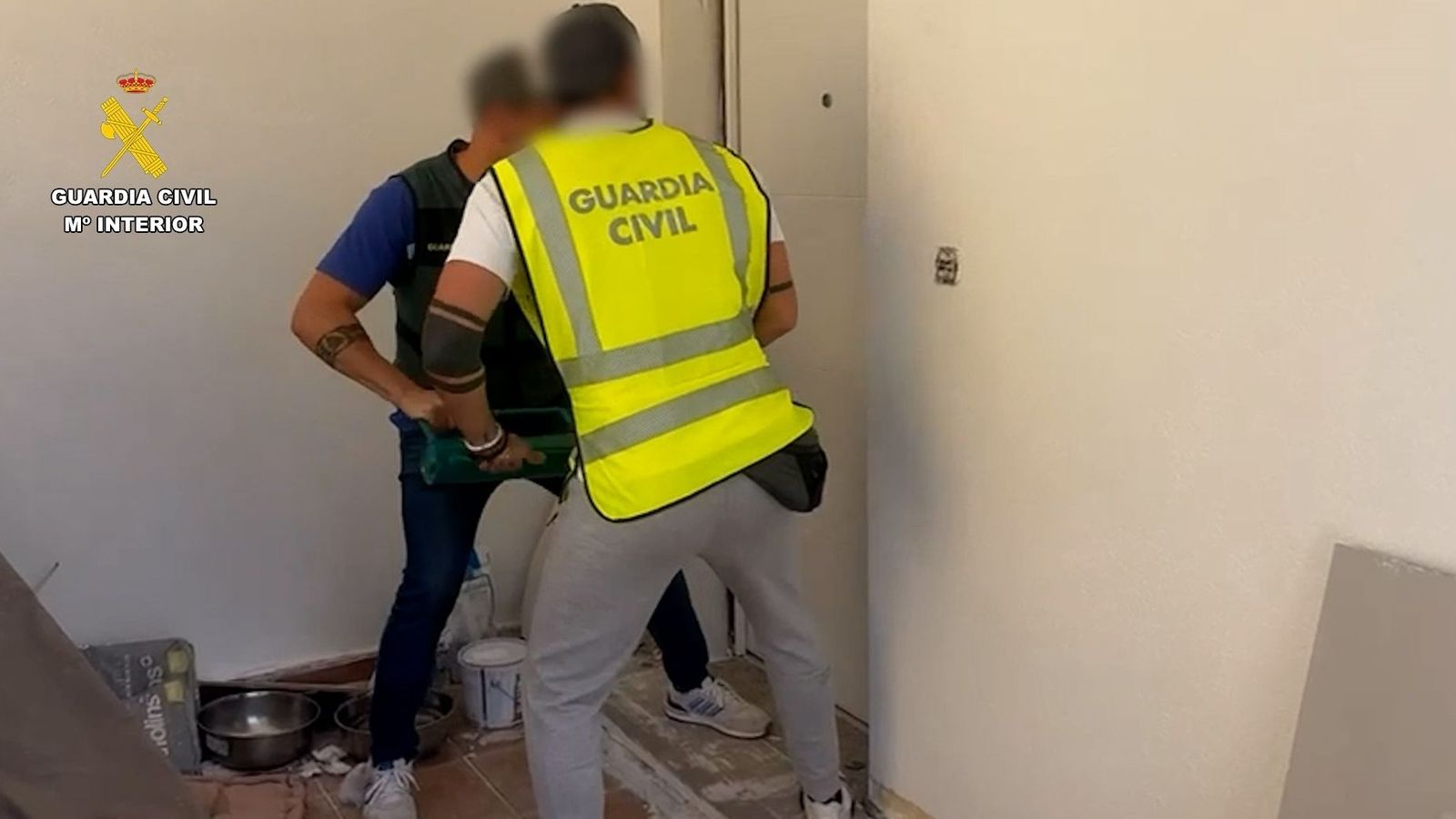 Entrada dels agents de la Guàrdia Civil en un dels domicilis