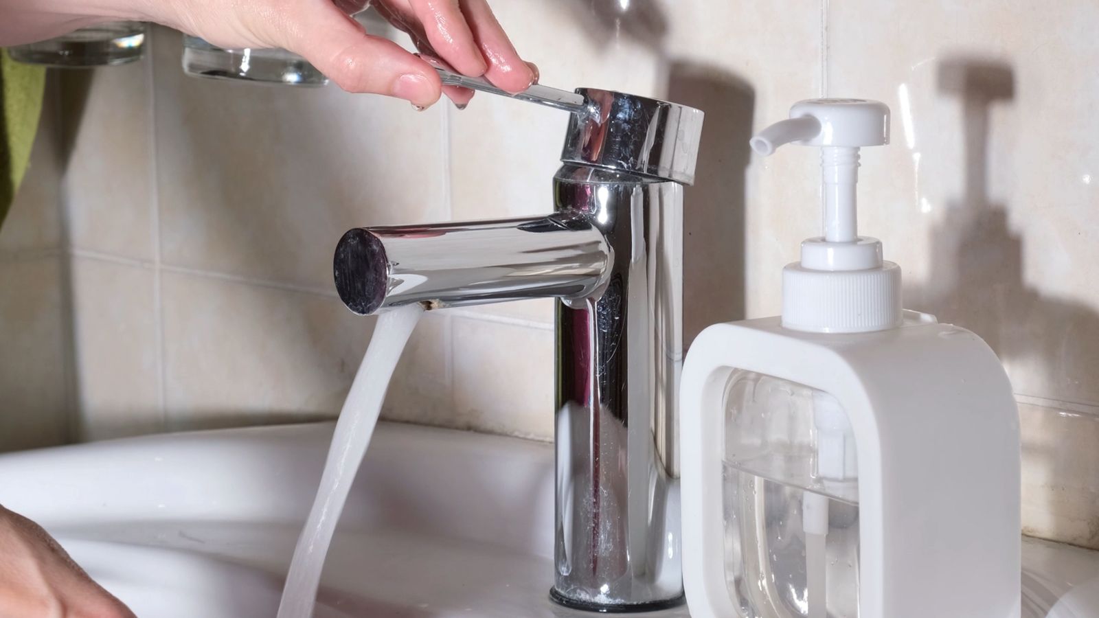 El consum mitjà d'aigua a les llars espanyoles va ser de 128 litres per habitant i dia.