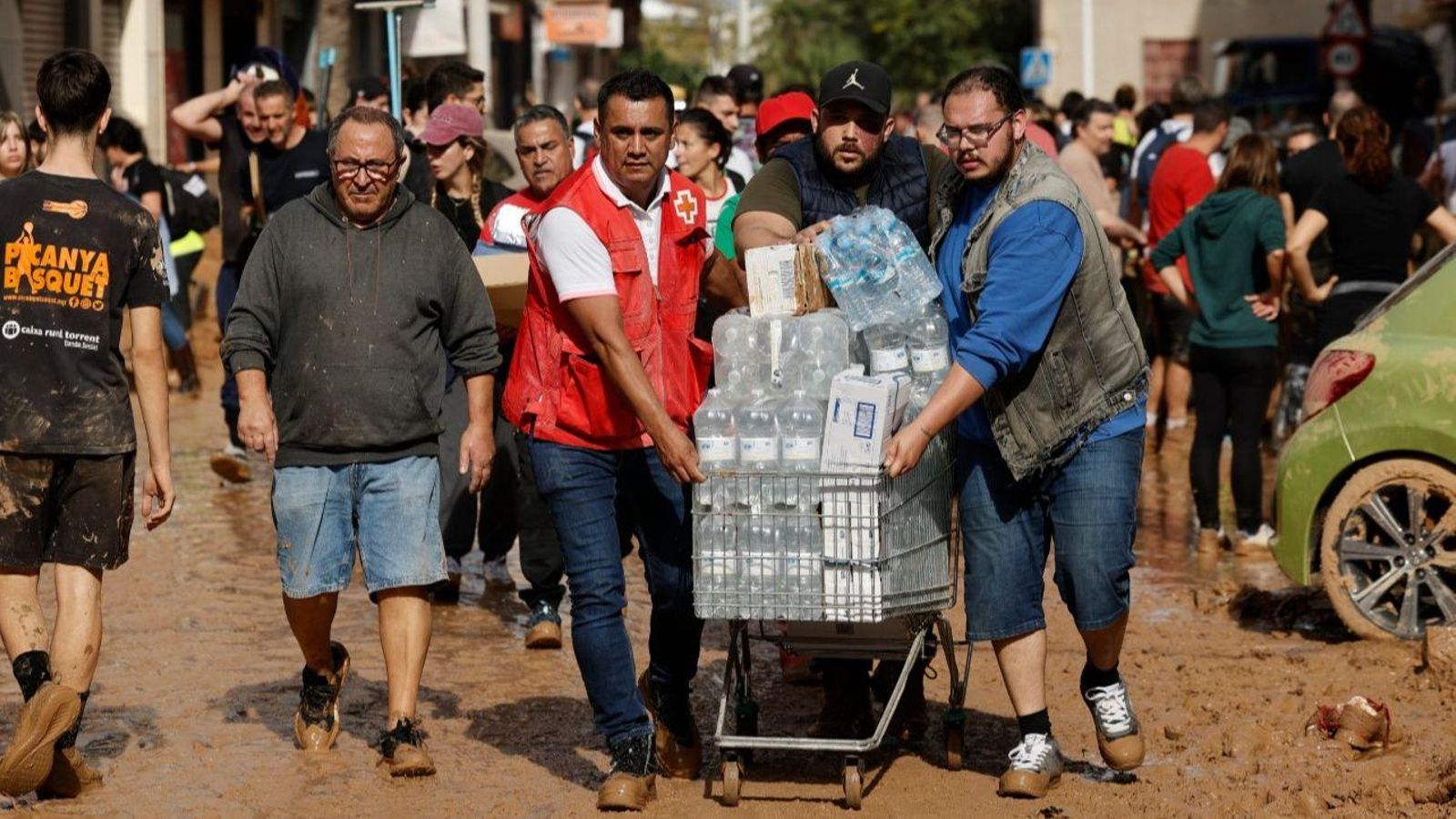 Repartiment d'aigua embotellada i queviures en la localitat de Paiporta