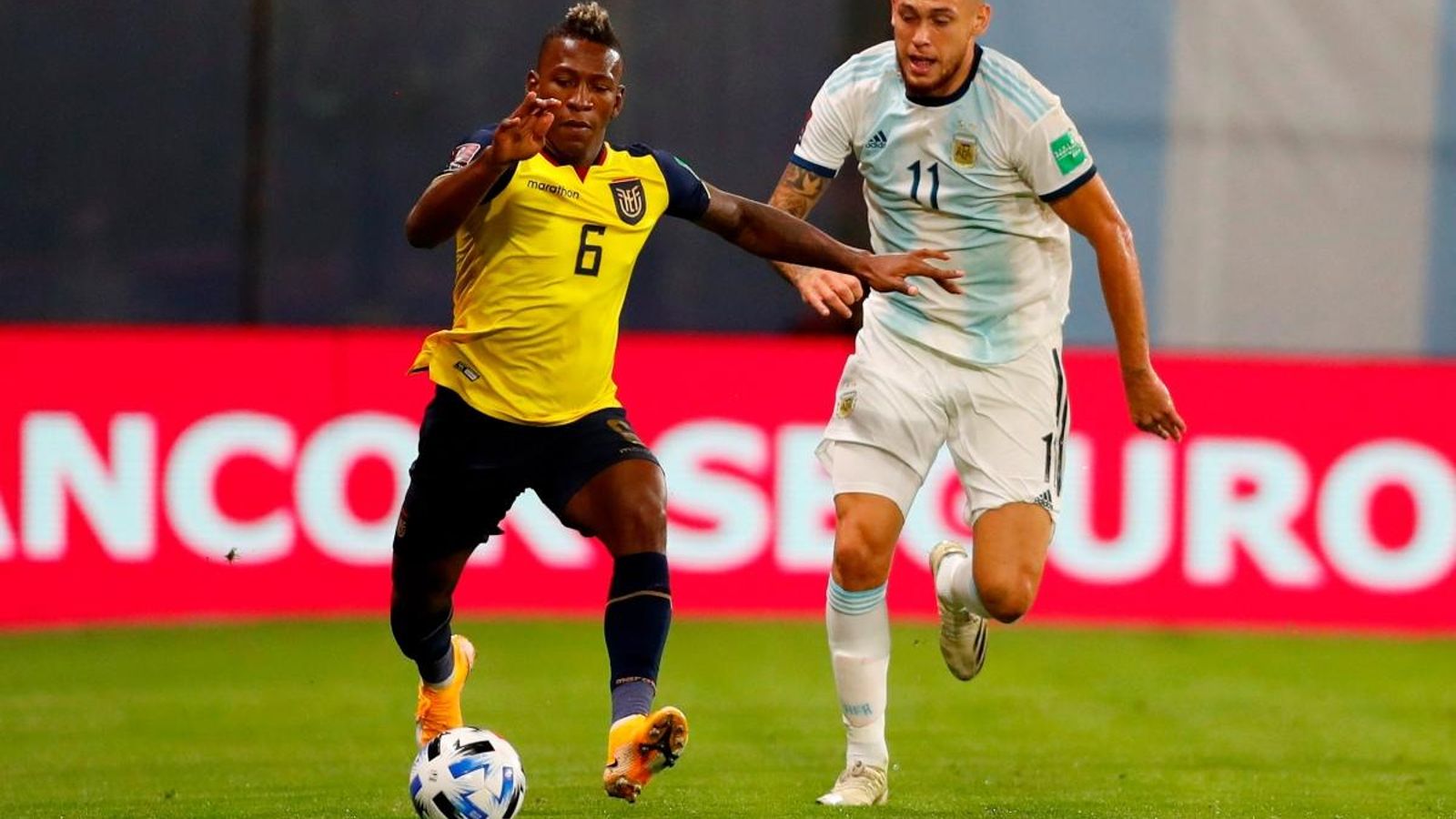 Estupiñán i l'argentí Lucas Ocampos en una acció del partit. (Efe)