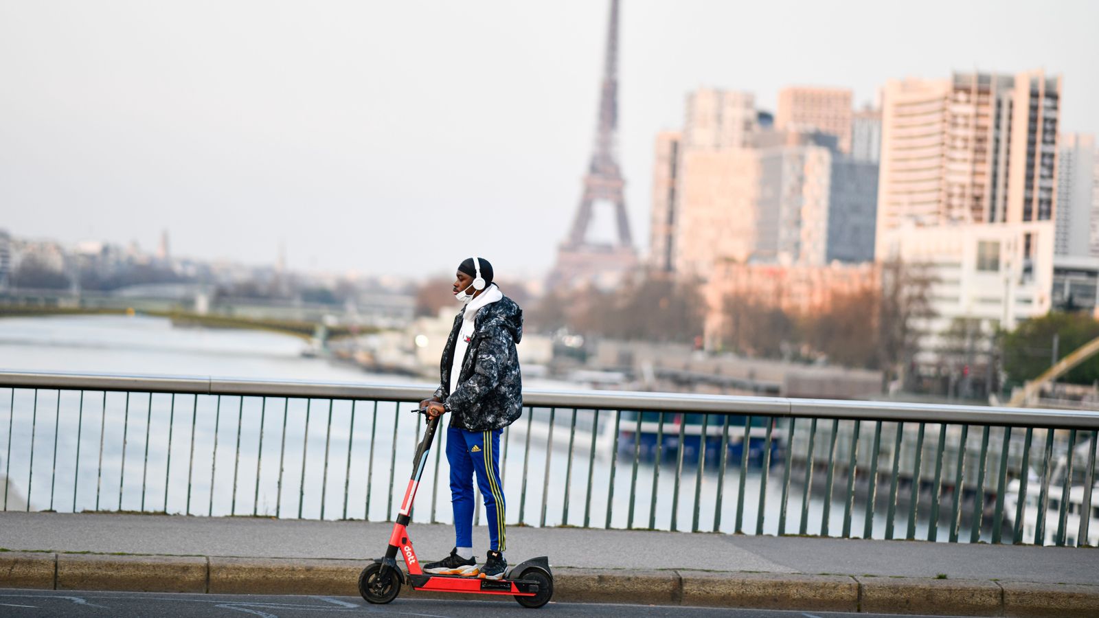 Un usuari amb patinet creua un dels ponts del Sena en patinet