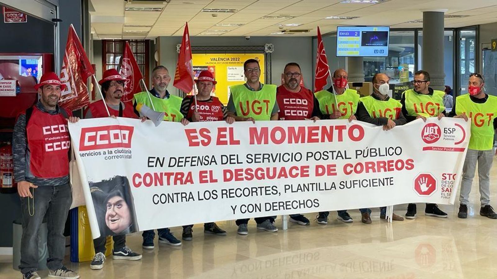 Representants d'UGT i CC OO de València s'han tancat en la seu de Correus de València