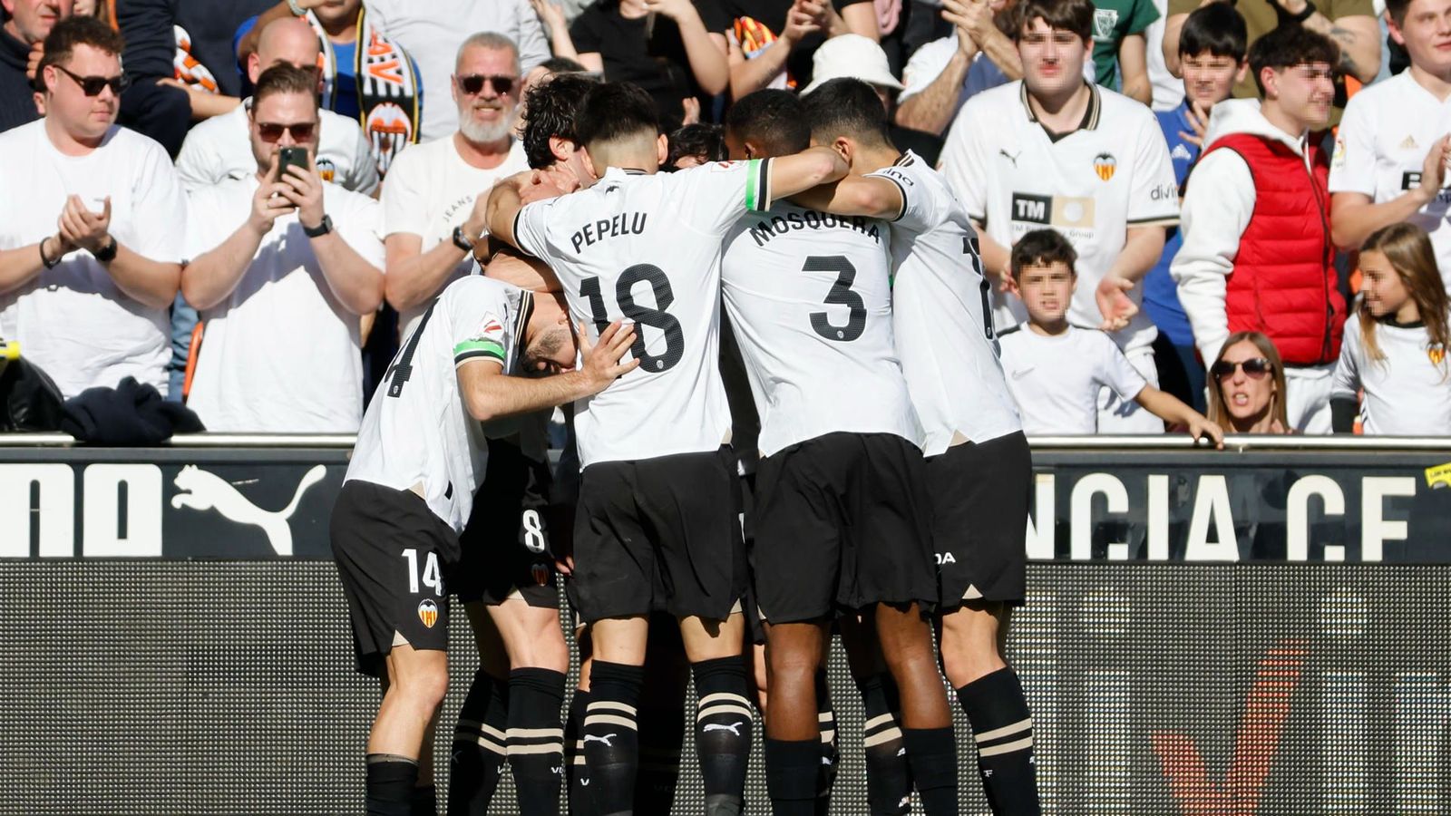 Els jugadors del València celebren un dels gols