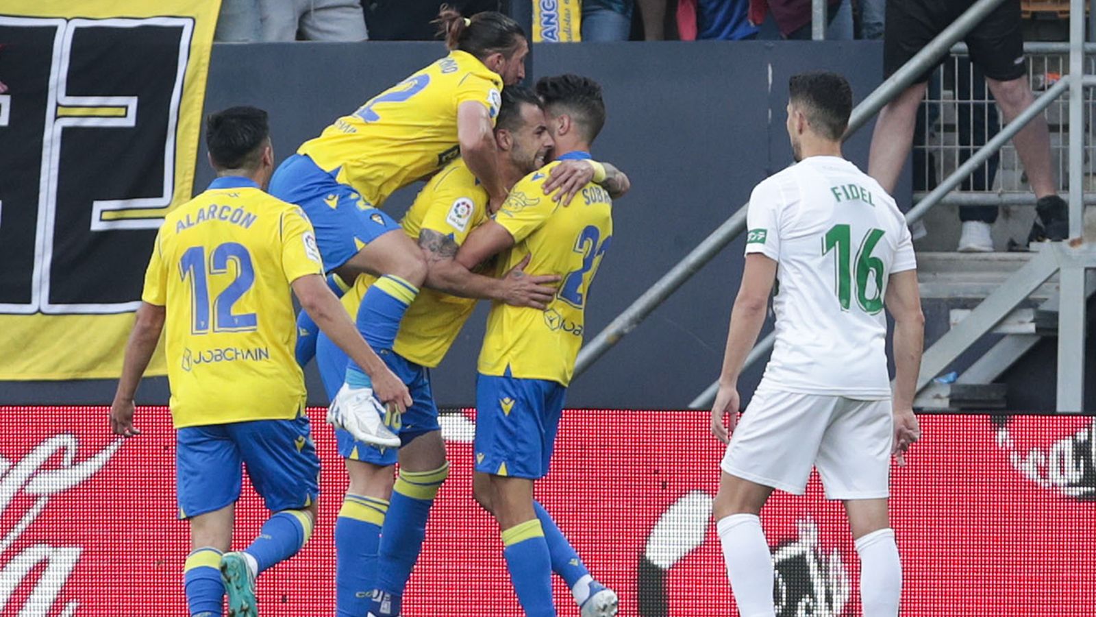 Fidel mira com uns jugadors del Cadis celebren un gol