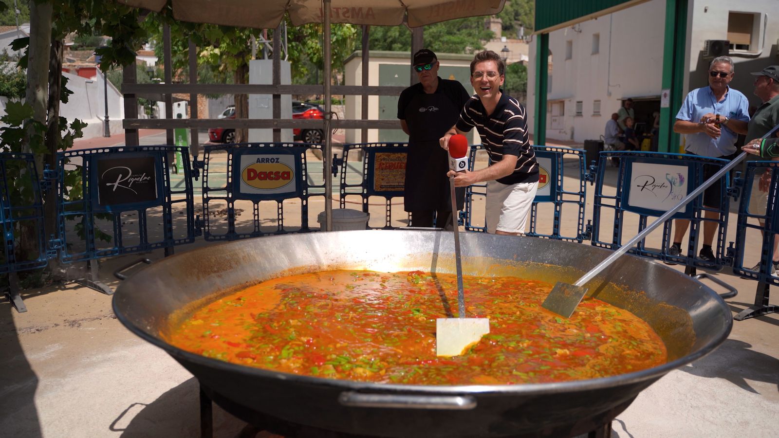 Ernesto Peretó ajudant amb la paella gegant de Llíber