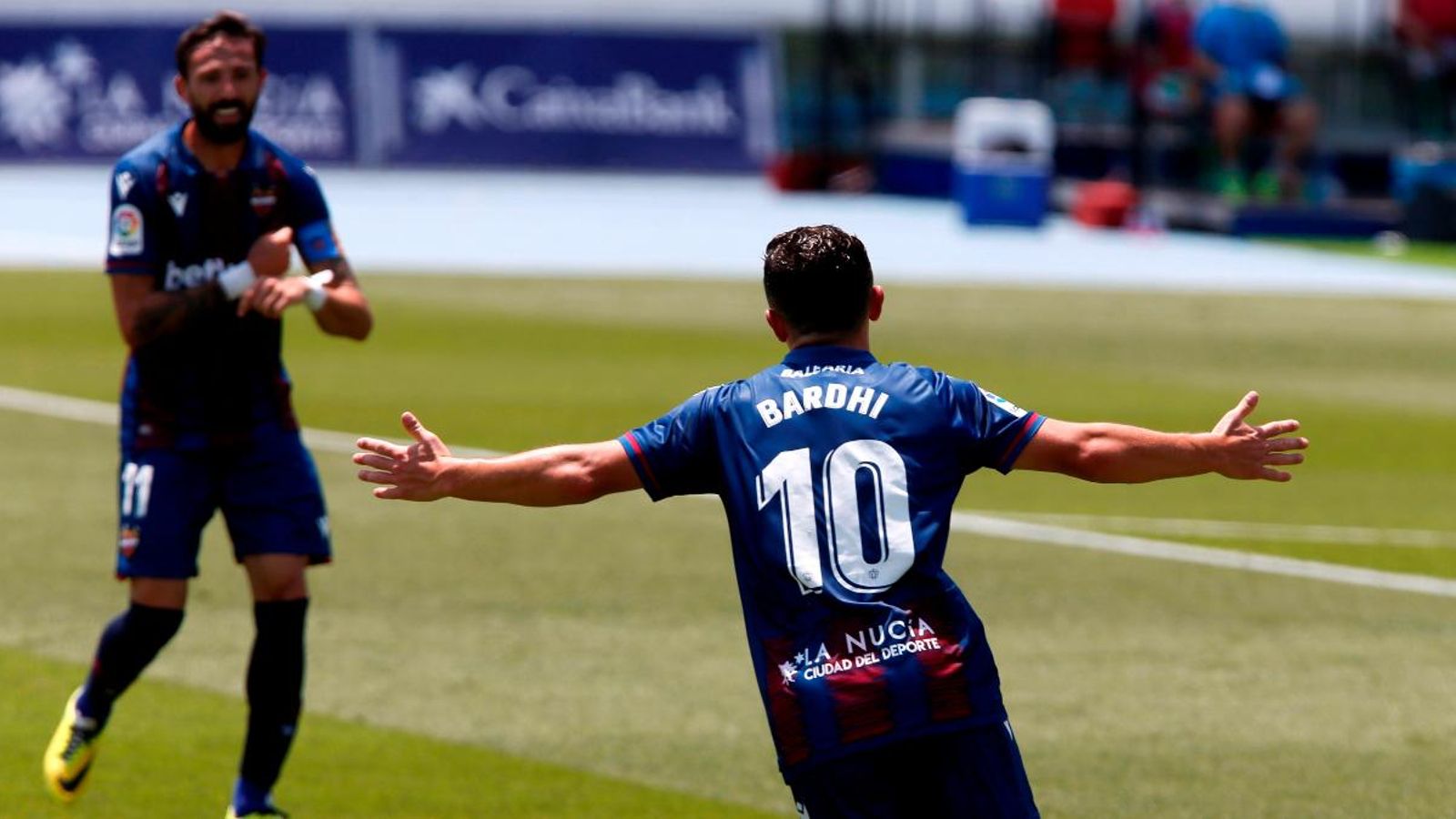 Bardhi i Morales, dos dels golejadors dels partit, celebren el gol del primer