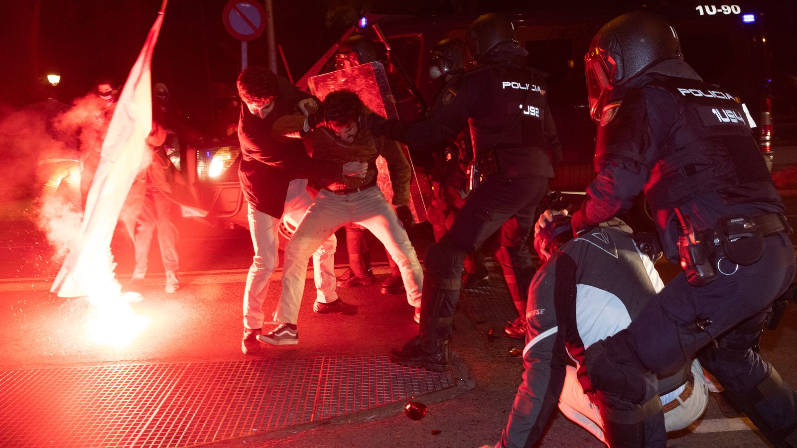 Agents detenen un grup de manifestants en la protesta davant la seu del PSOE a Madrid